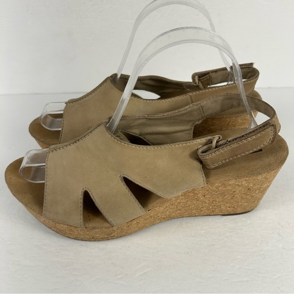 Clark Women's Tan Wedge Sandals 11 - Picture 9 of 9
